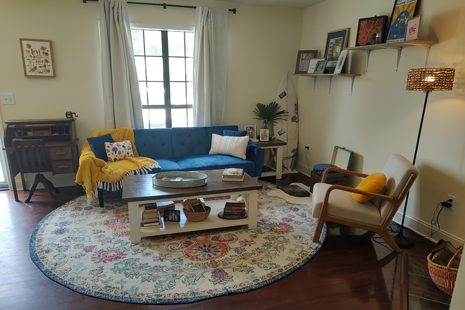 Family Room - Cute Townhouse Located 12 Minutes to MUSC and 8 Minutes From Folly Beach