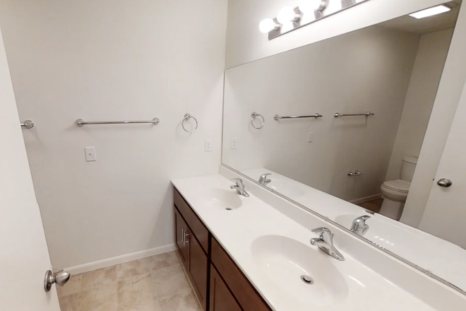 Double bathroom (available) - Granite Student Living - Pickwick Place Apartments