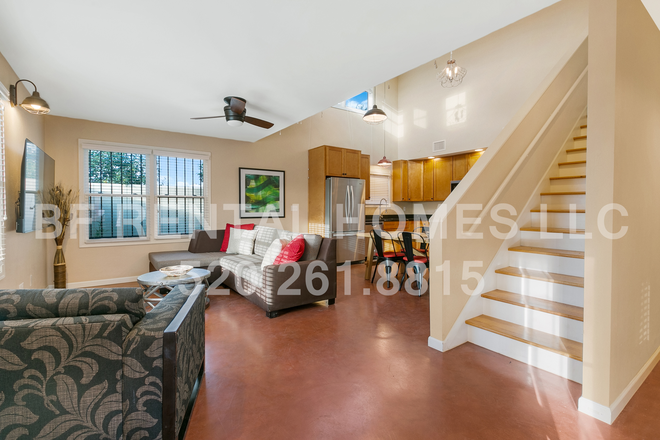 Welcome - Fully Furnished 5br/3 ba House, Walk to Campus, In-Unit Washer/Dryer, AC, Parking, Fenced Yard