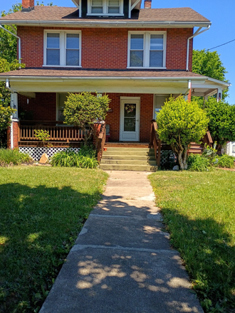drive on right goes through property and around/ off stree designated parking - Roanoke city, Raleigh Court/Grandin Village neighborhood-close to Roanoke Riverside Campus(up
