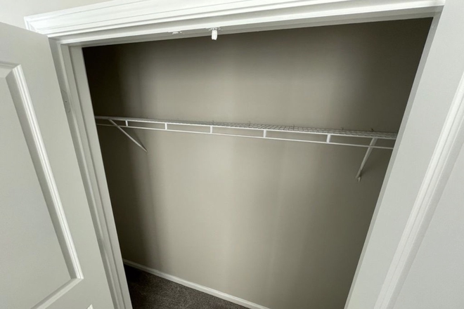 Closet - One male roommate needed: Lease starts July 10