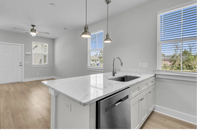 Kitchen - 3 bed/ 2.5 bath house 10 minutes from MUSC Campus