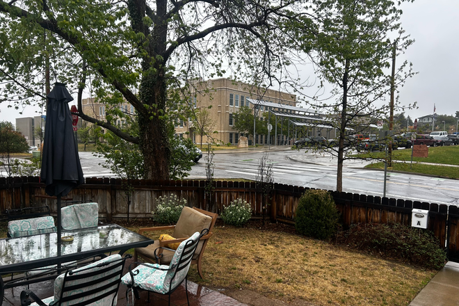Private Yard - 4 Bedroom Near Pearl St.