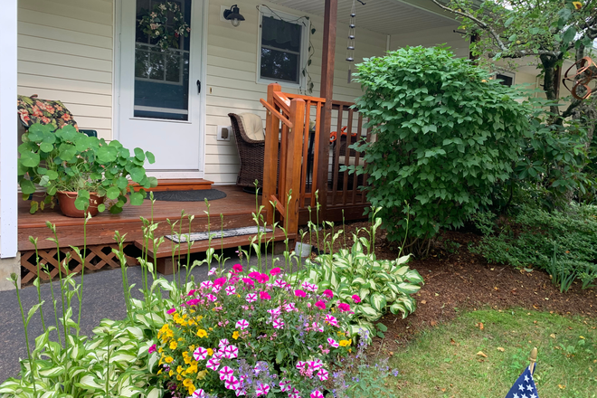 Established flowers in the front yard - $2,400 / 2br - 1100ft2 - 2 Bedroom, 3 level condo available 6/15