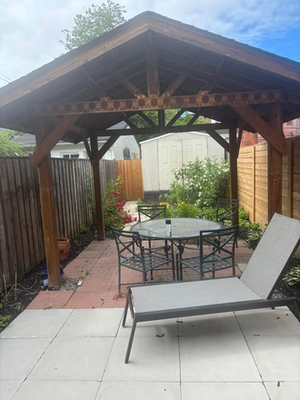 Private Garden - 1 unfurnished bedroom in 3-bedroom/2-bath renovated, furnished townhouse with AC, back yard