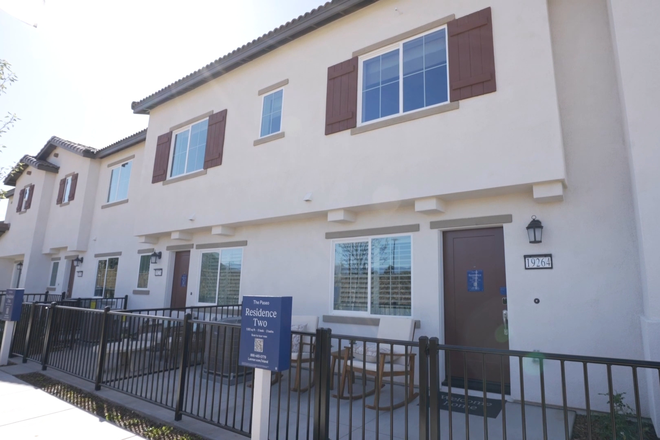 Exterior - Room at Townhouse in the Highgrove Town Center, close to campus (8 minutes drive)