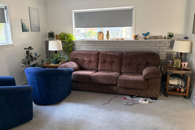 Living room - Millcreek House 15 drive to campus