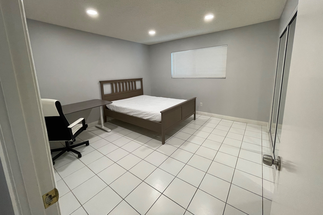 Room 1 - 2 bed/ 2 bath CONDO for UCR Students only