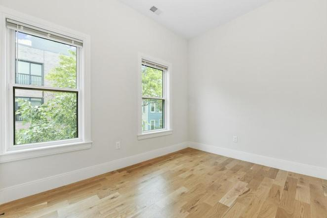 room 1 - 3 Bed 2 Bath Modern Apartment