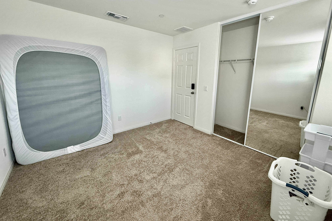 bedroom2 - 12 mins from UCR: 2 bedrooms in quiet neighborhood. Respectful female students preferred. House