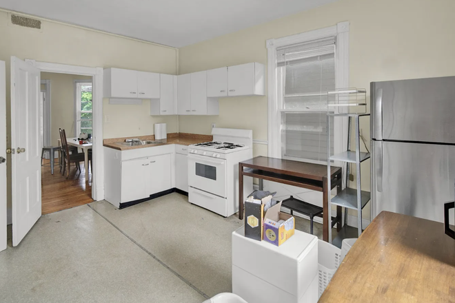 This is the upstairs kitchen (the downstairs one is identical) - 2024 Maple Street, 5- bedroom house close to campus