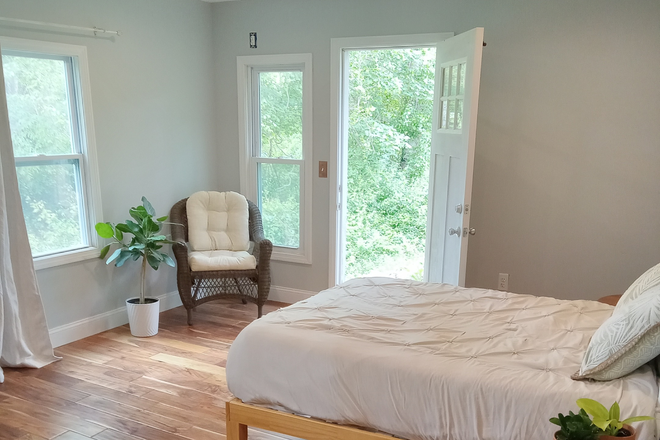 Japanese Style Bedroom - One bedroom apartment, private entrance, deep soak bathtub, 10 minutes from campus