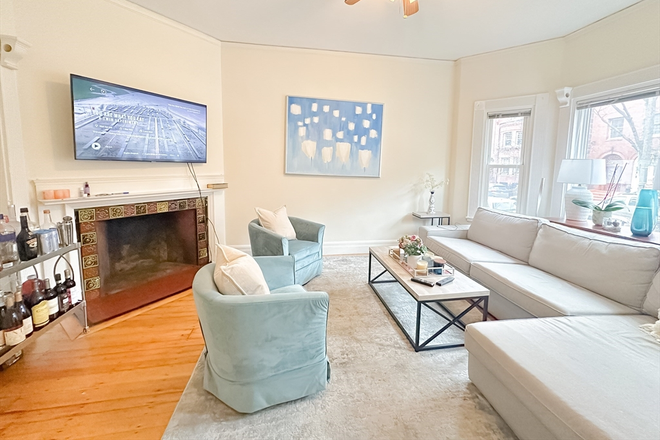living room - STUNNING 5 Bed / 2.5 Bath Townhouse w/ LAUNDRY IN UNIT! Avail. 9/1/26!!