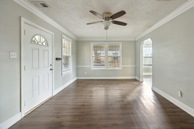 Front room - Lovely 2BD/1BA home with screened in porch and huge back yard