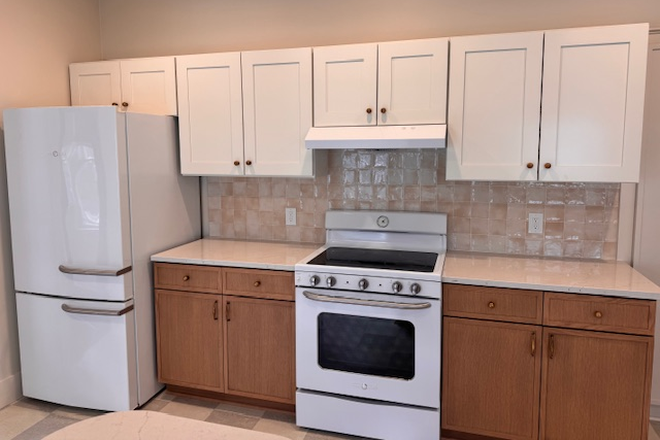 kitchen - Beautiful second floor, two bedroom located on the East Side near Miriam Hospital off of Hope St.