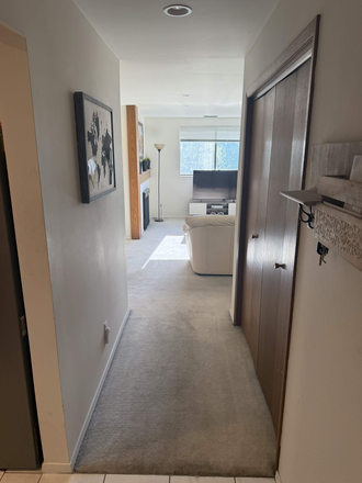 Hallway - Looking for roommate for appartment Apartments