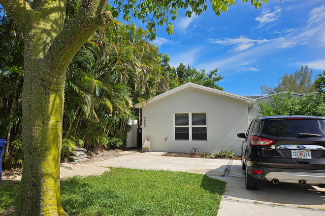 Front house living window overlooking driveway - 2BR 1B Home walk just 4 blocks to Campus