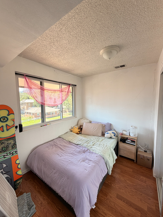 Bedroom (with furniture!!) - Bedroom on The Hill close to campus!