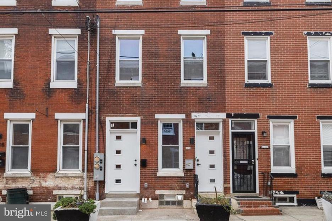 Building Front - Fairmount totally renovated 1 bedroom plus bonus room and 2 full bathrooms apartment