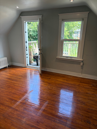 1 Bedroom overlooking rear yard - sunny 1 Bedroom self contained apartment with large lounge and balcony