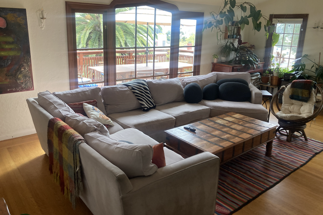 Living room - Room available for sublet in a beautiful house just a short walk from campus (Jan 2026)