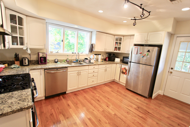 1 - Sept 2026, Spacious 7 bed/2 bath, Cats Friendly, No Fee