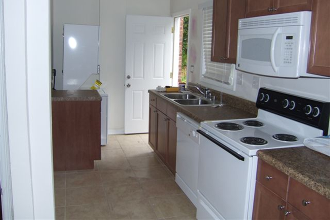 Kitchen - GORGEOUS STUDIO WITH YARD - LANCASTER ST - ONE BLOCK FROM DUKE Duplex