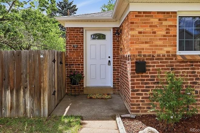 front door - Pontiac House, Cute 2 BR/1 BA. Walking distance to shops, parks, library and schools.