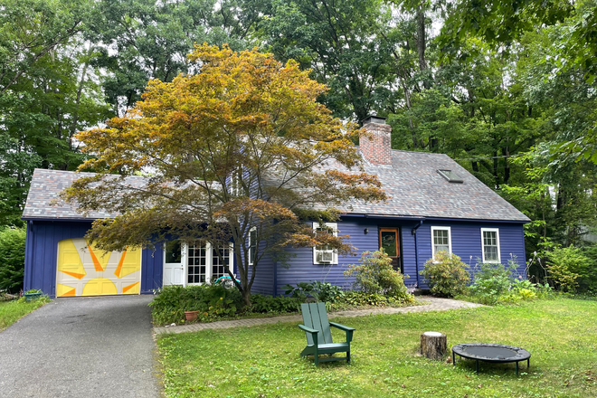 large front and back yards - Furnished Room in Echo Hill, quiet family neighborhood on PVTA House
