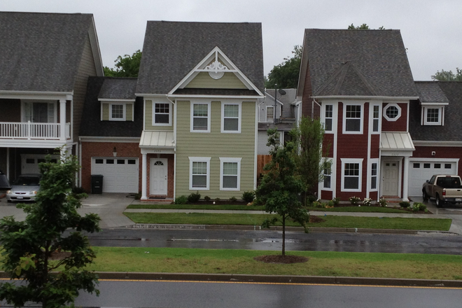 Townhouse on 43rd st. (across the street from the ODU library) - One Room with Private Bath in a townhouse on 43rd street (on-campus)