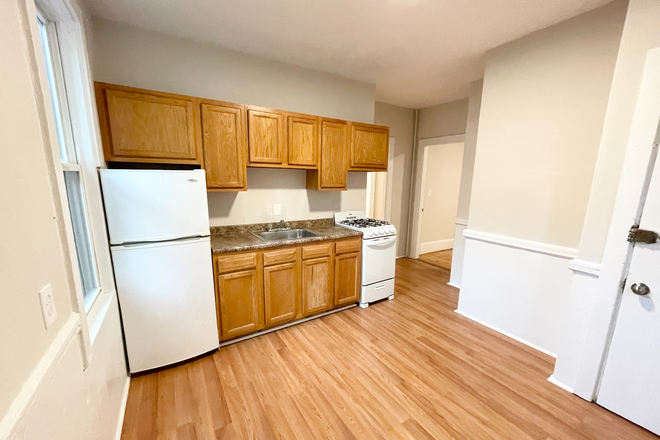 Kitchen - Convenient Mission Hill 3 Bed | Laundry in Building | Eat in Kitchen