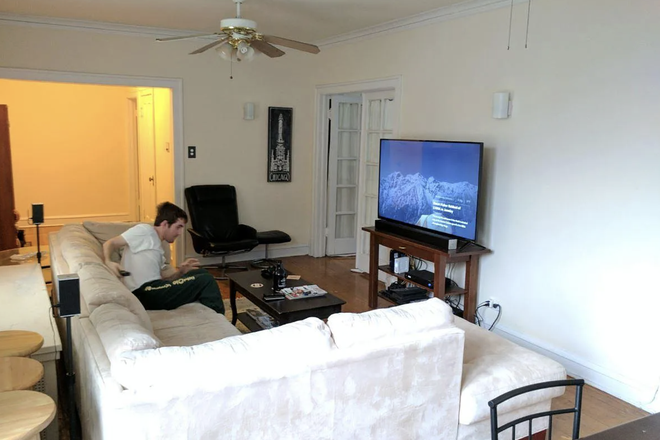 Living Room - FALL QUARTER SUBLET: Private Bedroom in Spacious 2B1B Apartments
