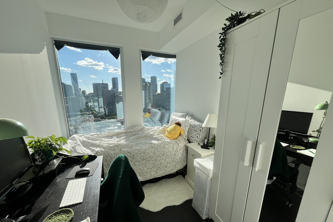 Bedroom for Rent - 1 Furnished Bedroom with Natural Lighting overlooking Allan Gardens