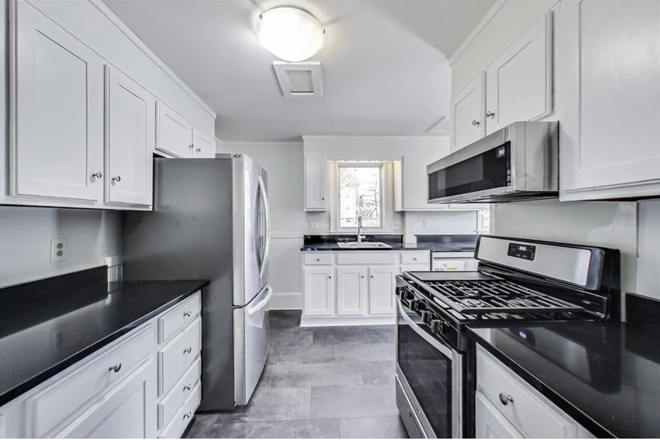 Kitchen - Supersized private bedrooms in 6 bed 2 bath next to Tufts / Davis Square. Apartments