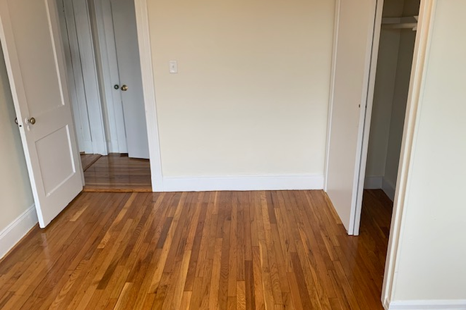 Hub Realty - Big 1 bedroom split, heat included, handy to campus Apartments