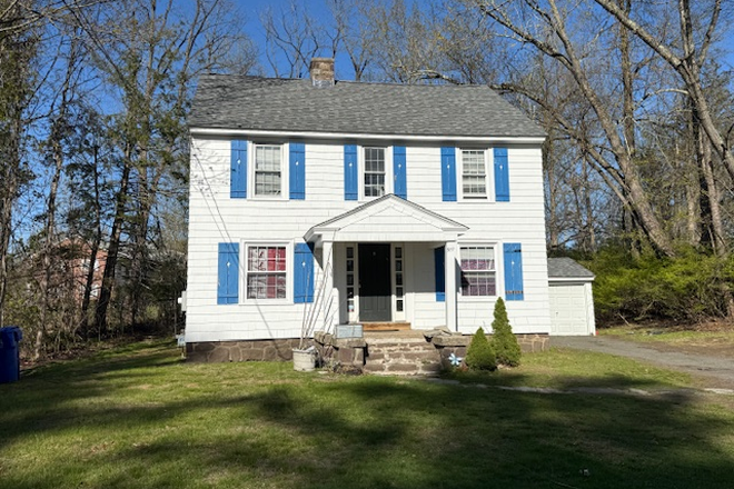 Exterior front - 977 N. Pleasant 3-Bd House Campus Area FIRST MONTH'S RENT FREE MENTION THIS AD AND SIGN BEFORE 6/1