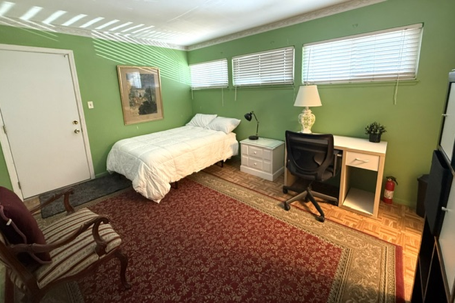 Bedroom/single room/private room - Private room/bathroom with private entrance close to campus.