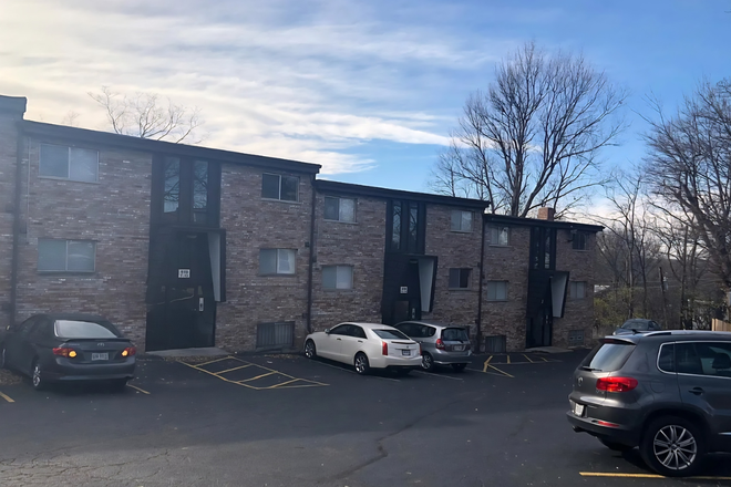 View of apartment from parking lot - Riddle Rd Apartment close to UC Main and Medical Campuses