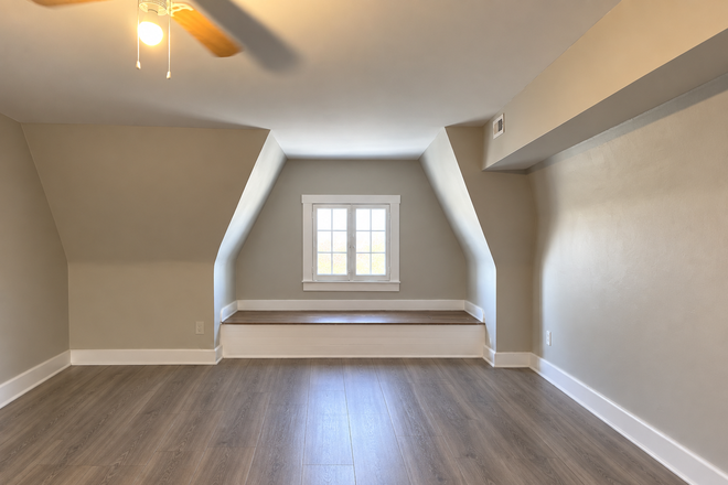 Bedroom 2/Living Room - Spacious 1 Bedroom/Living Room/Eat-in Kitchen or 2 Bedroom/Eat-in Kitchen Apt near Station North