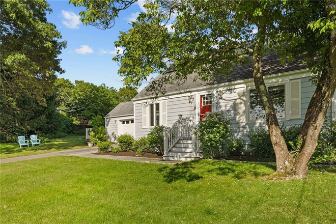 Front of House - Available for a group of 3! Beautiful 3 bedroom in Saunderstown!