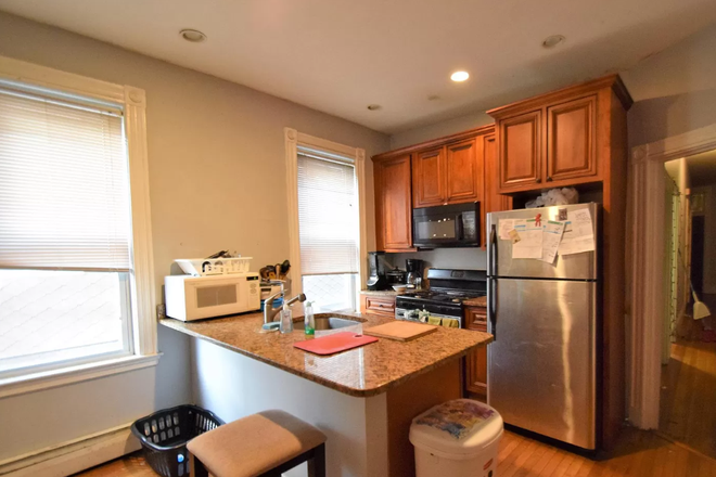 Call NOW for showings! 617-236-8600 - CHEROKEE ST - *NO FEE* X-LARGE TOP FLR 5BR ON MISSION HILL FOR *9/1/2026* W/ IN UNIT LNDRY, 2 BATHS! Apartments