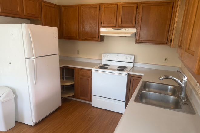 Kitchen - Centrally located 3 bed - includes HEAT, water, trash Apartments