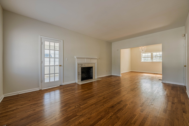 livingroom - Walk to Emory Hospital/University House