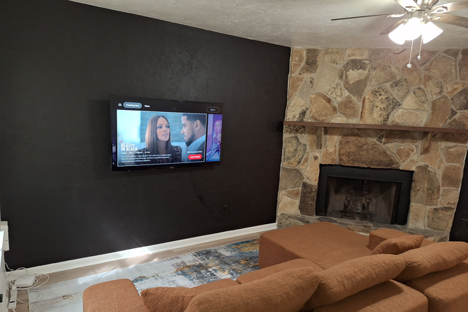 Living Room - 2Br/2Ba Apartment: Sweet Little Spot in Walking Distance of TSC and 10 to 15 Min Drive to FAMU/FSU