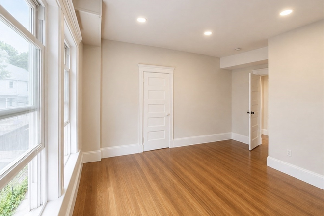 Bedroom - 2026-27 One Bedroom in a 5 Bed 4 Bath Apartment with Deck back yard and 4 car driveway
