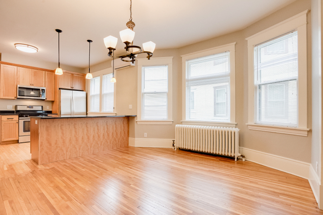 breakfast bar plus a full dining room - Ashland Upper 5 bed 2 bath