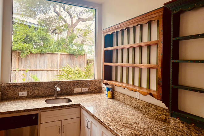 - Quiet 2 story garden house blocks from Rice/TMC; new kitchen & W/D, 9’ ceiling, Saltillo, terrazzo