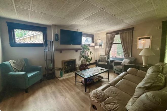 Living Room - Large 6 Bedroom Home Walkable to Campus