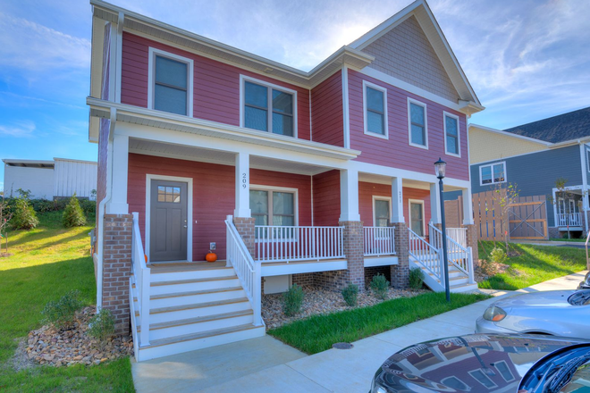 - 3 Bed 3.5 Bath Townhouse in Uptown Village