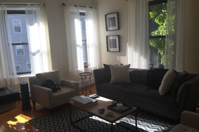 Call NOW for showings! 617-236-8550 - HARVARD STREET - AWESOME CAMBRIDGE 2 BED SPLIT W/ LAUNDRY ON SITE! *AVAIL NOW!*